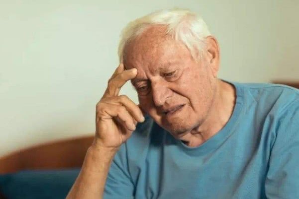 為什么會出現(xiàn)老年癡呆？老年癡呆一般的誘發(fā)條件！