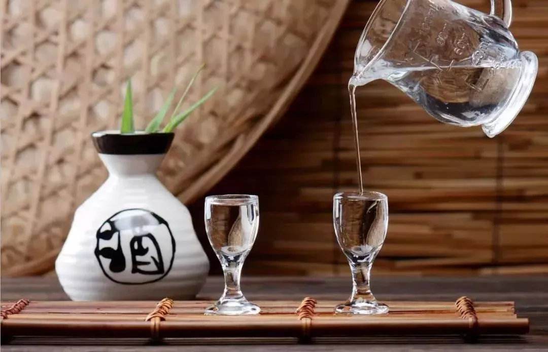 男人為什么喜歡喝白酒？喝白酒對身體有哪些危害？